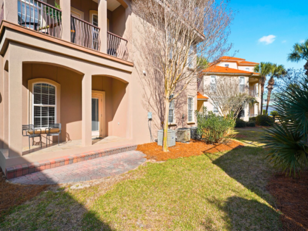 Luxurious Coastal Retreat in Miramar Beach - 7-Bedroom Home Near Beach